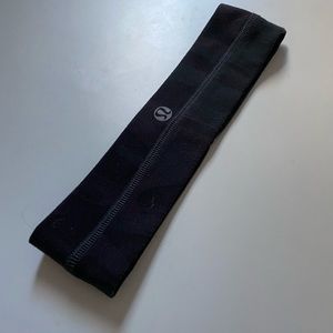 ✨ 2/10 Lululemon Camouflage Patterned Headband